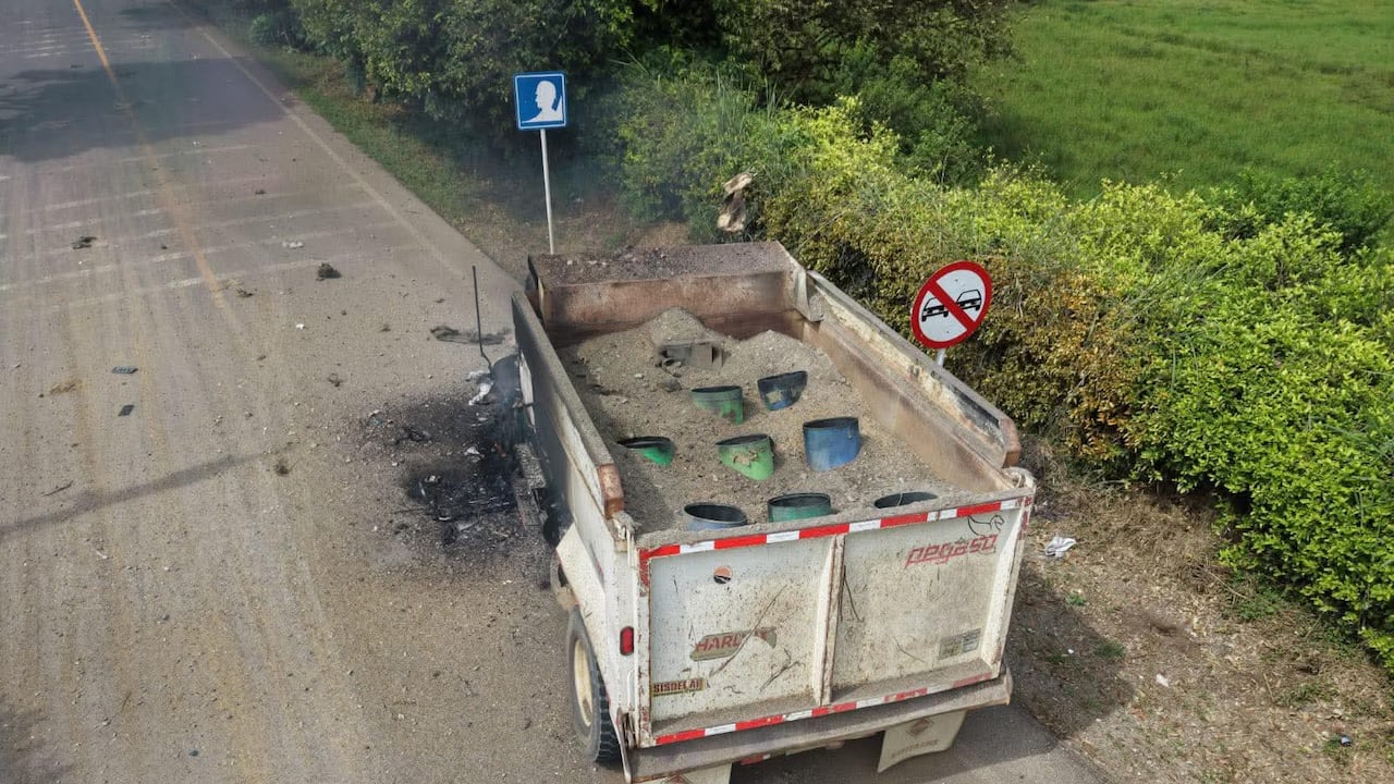 Esta es la volqueta que usaron los disidentes de las Farc para atacar al Ejército en la zona rural de Caloto, Cauca. El vehículo fue acondicionado para lanzar cilindros cargados con explosivos.