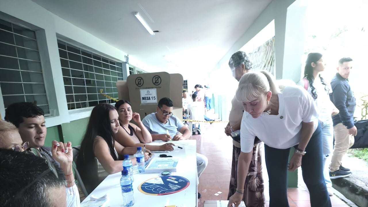 Gobernadora Dilian Francisca Toro ejerciendo su voto en Guacarí, Valle del Cauca.