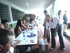 Gobernadora Dilian Francisca Toro ejerciendo su voto en Guacarí, Valle del Cauca.
