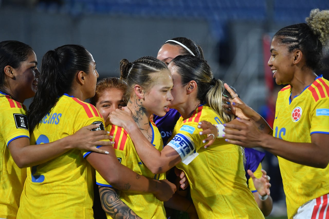 La defensa colombiana Ana Guzmán, número 4, celebra con sus compañeras tras marcar el cuarto gol de su equipo durante el partido de la Liga de Naciones Femenina de la CONMEBOL entre Paraguay y Colombia en el estadio Defensores del Chaco de Asunción, el 9 de junio de 2026. (Foto de DANIEL DUARTE / AFP)