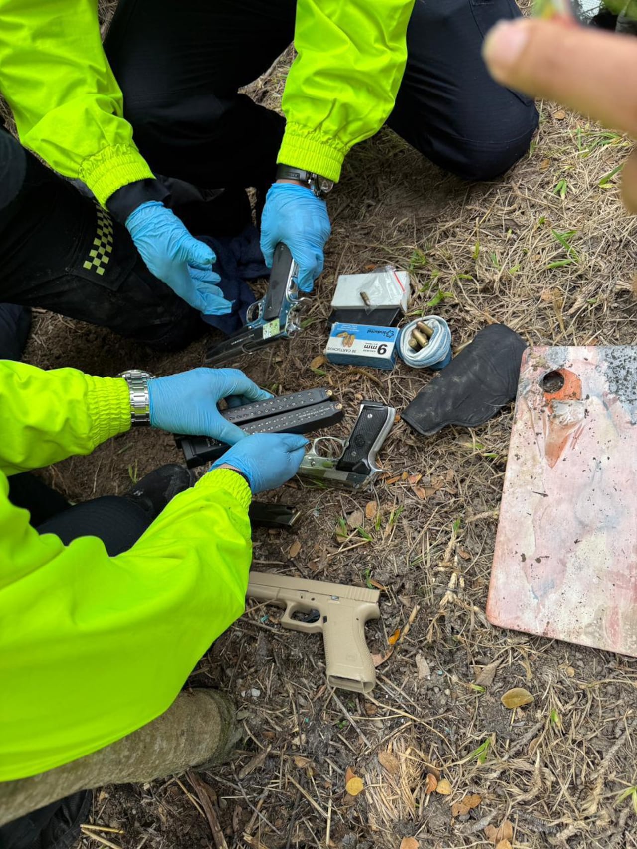 Se encontraron armas y drogas fuertes.