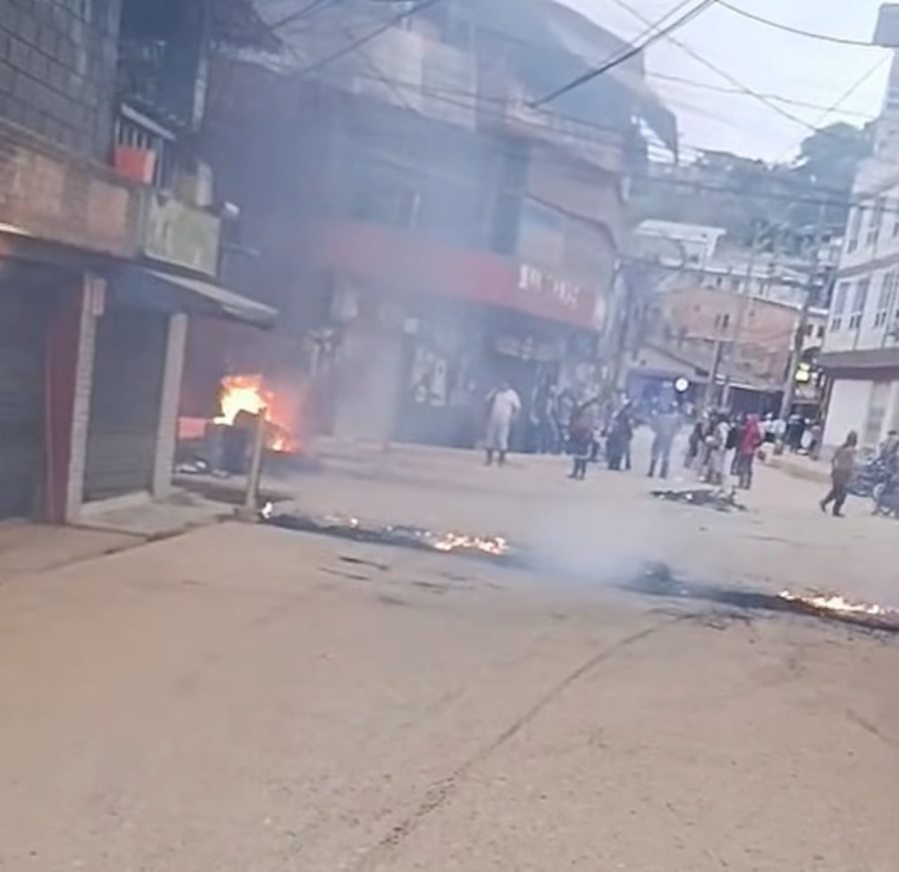Sobre la situación, el gobernador de Antioquia, Andrés Julián Rendón, aseguró que los hechos registrados en Segovia obedecen a una retaliación del Clan del Golfo por los operativos que adelantan la Fiscalía, el Ejército y la Policía contra la minería ilegal en la región.