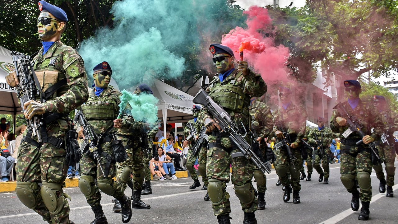 Este domingo 20 de julio, cientos de caleños llegaron hasta la tradicional Avenida Sexta, en el norte de Cali, para acompañar el desfile militar y policial con el que se conmemoraron los 215 años de la Independencia de Colombia, El desfile comenzó en la Plazoleta Jairo Varela y terminó en el CAI de Chipichape, en el norte de la ciudad y se convirtió en un acto lleno de civismo, orgullo patrio y reconocimiento a la labor de la Fuerza Pública. Fotos Raúl Palacios / El País.
