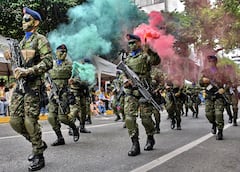 Este domingo 20 de julio, cientos de caleños llegaron hasta la tradicional Avenida Sexta, en el norte de Cali, para acompañar el desfile militar y policial con el que se conmemoraron los 215 años de la Independencia de Colombia, El desfile comenzó en la Plazoleta Jairo Varela y terminó en el CAI de Chipichape, en el norte de la ciudad y se convirtió en un acto lleno de civismo, orgullo patrio y reconocimiento a la labor de la Fuerza Pública. Fotos Raúl Palacios / El País.