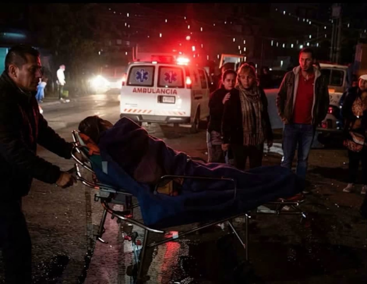 Familiares de la víctima aseguraron que fue necesario esperar una tercera ambulancia para su traslado, al señalar que las dos primeras no contaban con los equipos requeridos. Estas afirmaciones son materia de investigación.