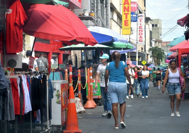 La calle 14 en el centro de Cali entre carrera 5ta y 10 invadida por completo por ventas ambulantes.