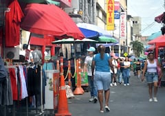 La calle 14 en el centro de Cali entre carrera 5ta y 10 invadida por completo por ventas ambulantes.