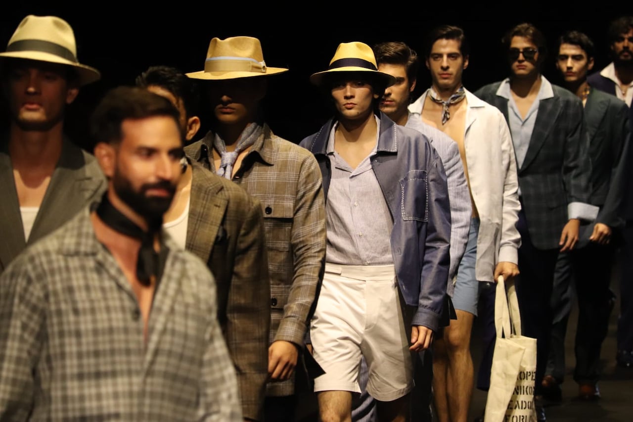 La rigurosa tradición sartorial napolitana y la fisonomía del hombre latinoamericano contemporáneo.