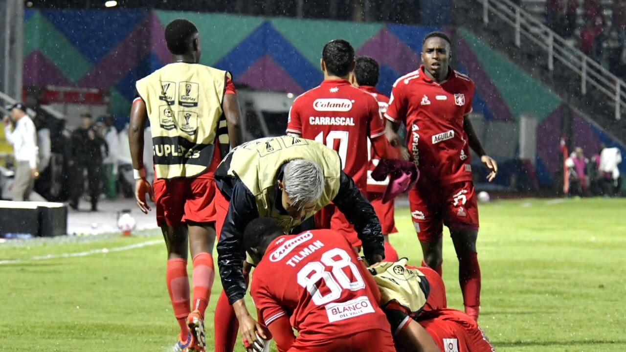 Los jugadores del América de Cali celebran uno de los goles contra el Junior de Barranquilla.