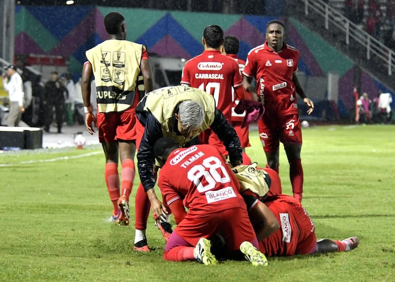 Los jugadores del América de Cali celebran uno de los goles contra el Junior de Barranquilla.