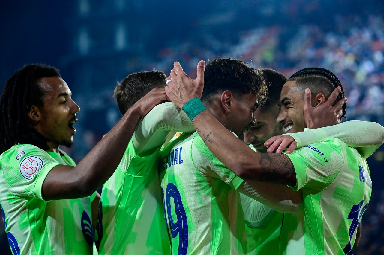 El delantero español del Barcelona #19 Lamine Yamal (C) celebra con sus compañeros de equipo.