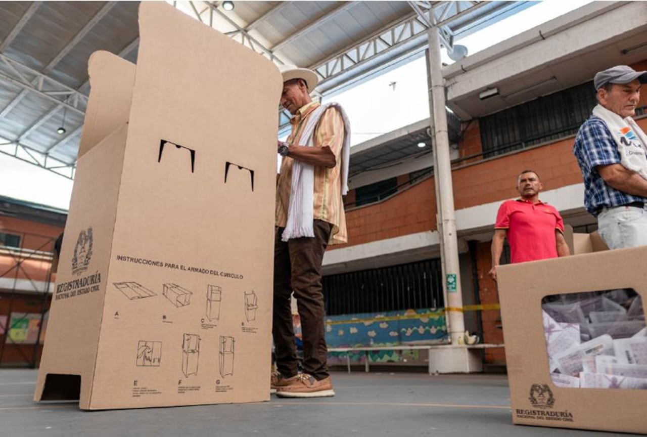 La tarjeta para la consulta presidencial incluirá fotos y nombres de los precandidatos, además de las instrucciones en el reverso.