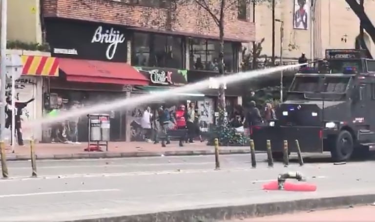 Plantón en el Museo Nacional por segundo día consecutivo, manifestantes denuncian provocaciones del Esmad.