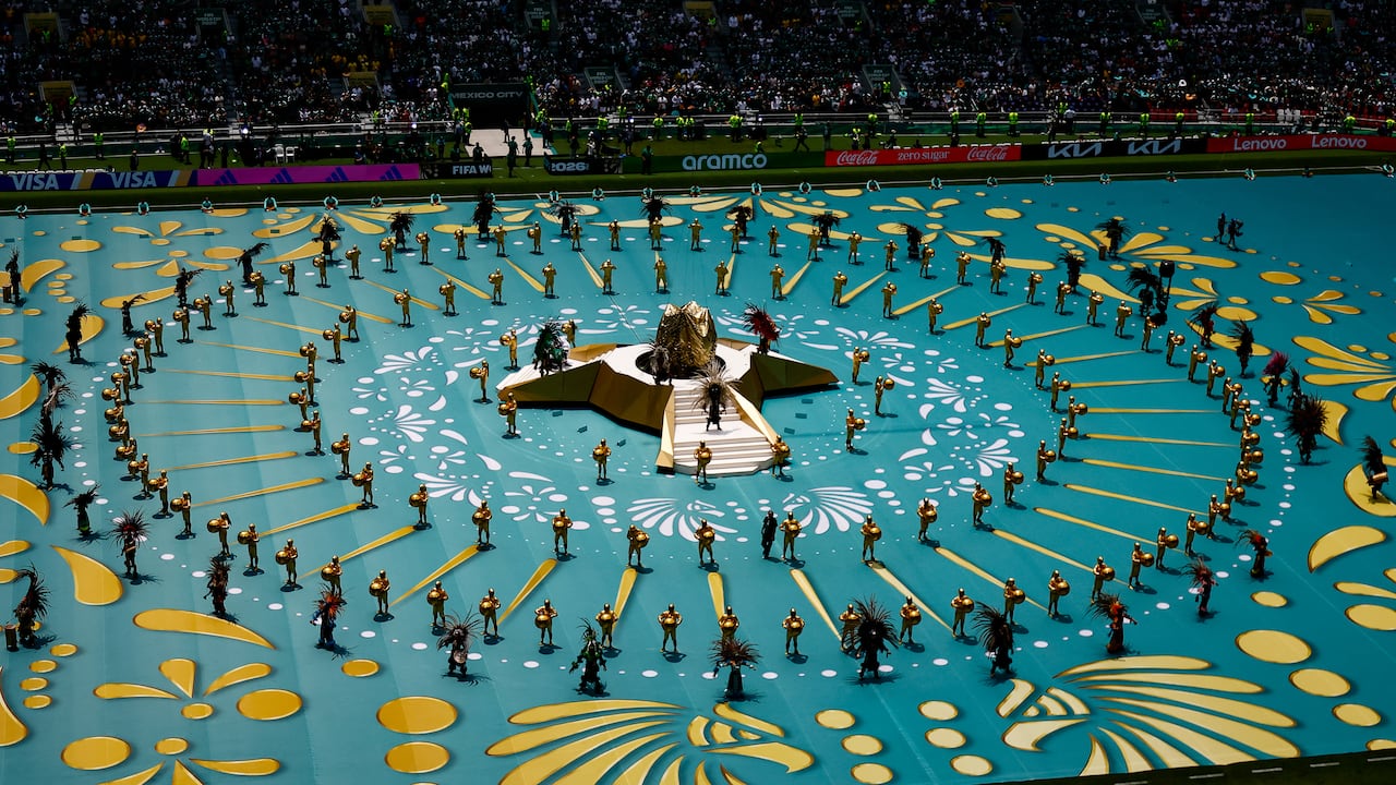 Artistas actúan durante la ceremonia de apertura previa al partido de fútbol del Grupo A de la Copa Mundial de 2026 entre México y Sudáfrica en el Estadio de la Ciudad de México, el 11 de junio de 2026. (Foto de Rodrigo Oropeza / AFP)