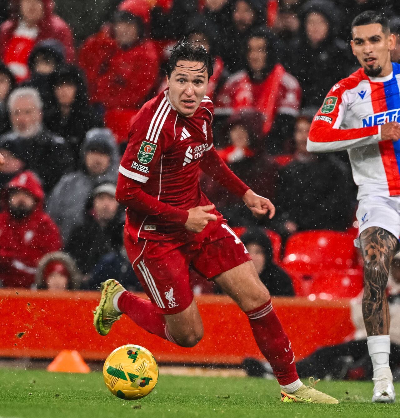 Federico Chiesa, del Liverpool, controla un balón ante la mirada del Daniel Muñoz (der.).