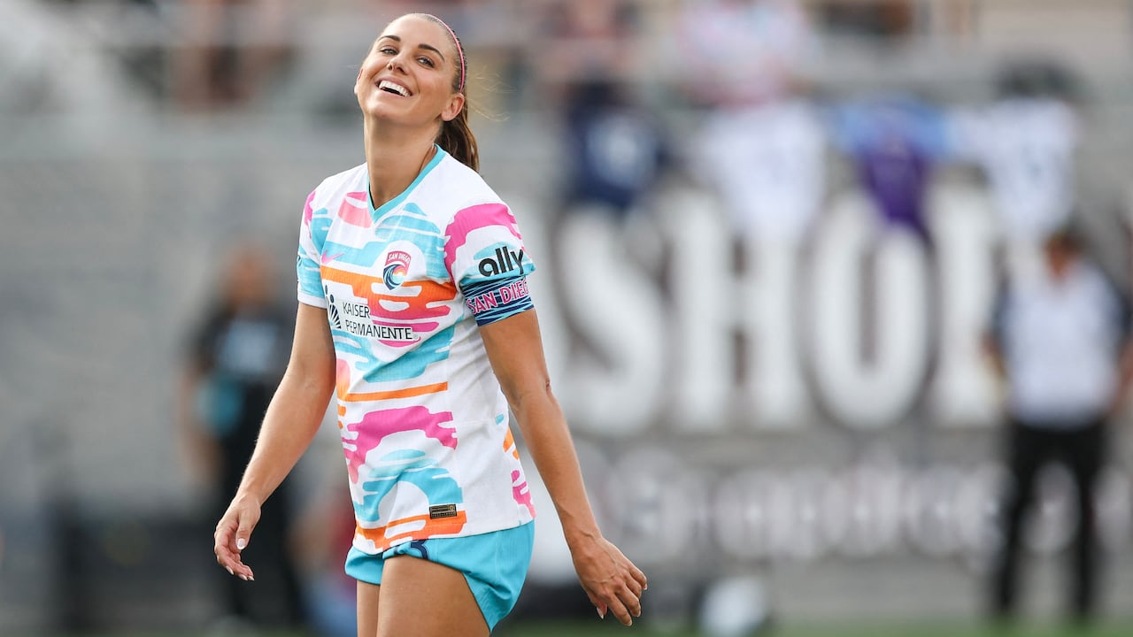 Sonrisa de Alex Morgan tras fallar un penal en su último partido como profesional.