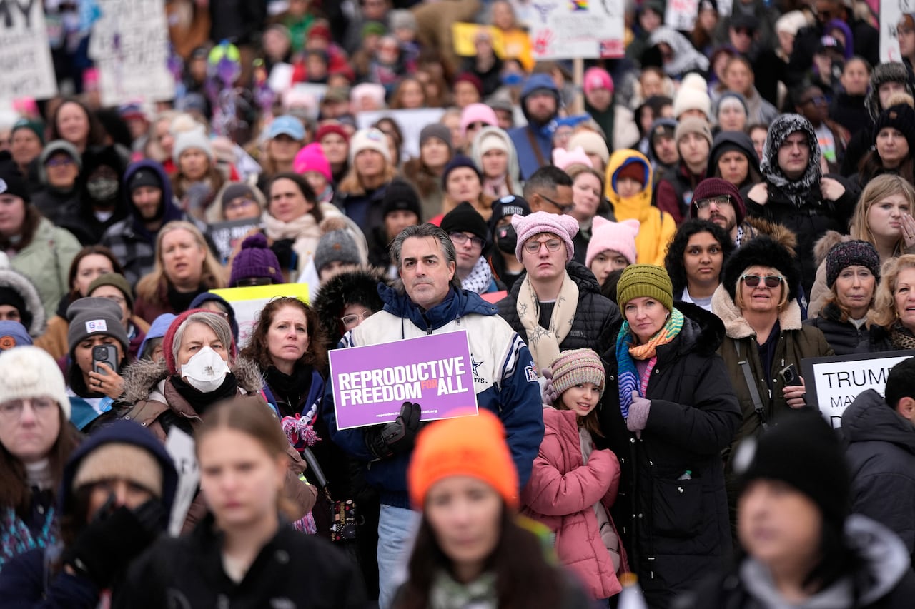 Manifestantes que representan a una variedad de grupos de derechos humanos asisten a la "Marcha del Pueblo en Washington" el 18 de enero de 2025 en Washington, DC. Dos días antes de la toma de posesión presidencial, los activistas se manifestaban en oposición a los objetivos políticos de la administración entrante de Trump. Manifestantes en Washington