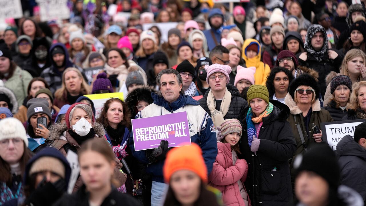 Manifestantes que representan a una variedad de grupos de derechos humanos asisten a la "Marcha del Pueblo en Washington" el 18 de enero de 2025 en Washington, DC. Dos días antes de la toma de posesión presidencial, los activistas se manifestaban en oposición a los objetivos políticos de la administración entrante de Trump. Manifestantes en Washington