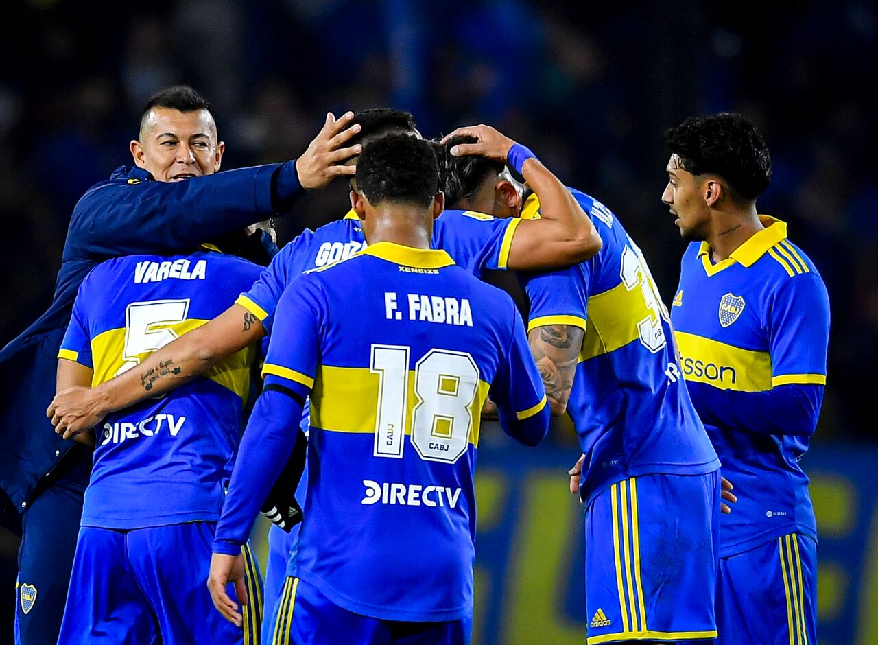 BUENOS AIRES, ARGENTINA - JULY 2: Jorge Almiron (L) coach of Boca Juniors celebrates with team players after winning a match between Boca Juniors and Sarmiento as part of Liga Profesional 2023 at Estadio Alberto J. Armando on July 2, 2023 in Buenos Aires, Argentina. (Photo by Marcelo Endelli/Getty Images)