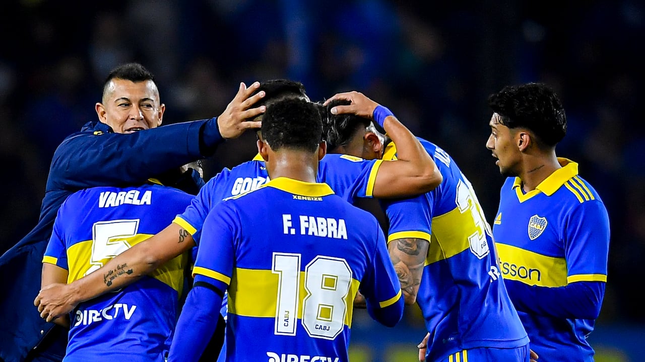 BUENOS AIRES, ARGENTINA - JULY 2: Jorge Almiron (L) coach of Boca Juniors celebrates with team players after winning a match between Boca Juniors and Sarmiento as part of Liga Profesional 2023 at Estadio Alberto J. Armando on July 2, 2023 in Buenos Aires, Argentina. (Photo by Marcelo Endelli/Getty Images)