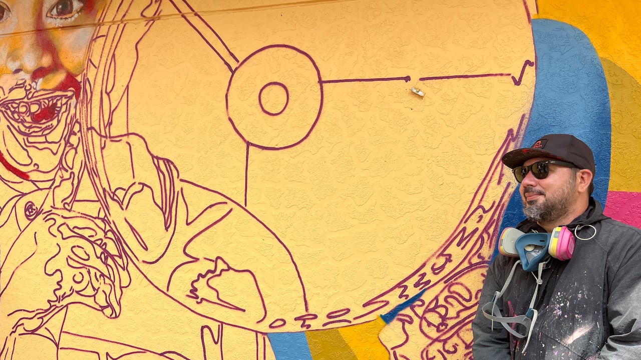 El artista urbano Harnel Suárez, conocido como ‘Repso’, lidera una serie de intervenciones artísticas inspiradas en la historia popular del barrio Obrero.