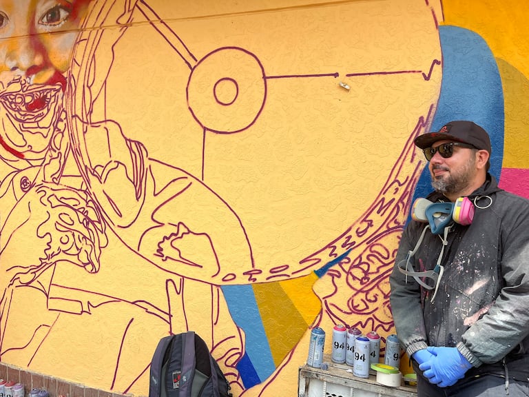 El artista urbano Harnel Suárez, conocido como ‘Repso’, lidera una serie de intervenciones artísticas inspiradas en la historia popular del barrio Obrero.