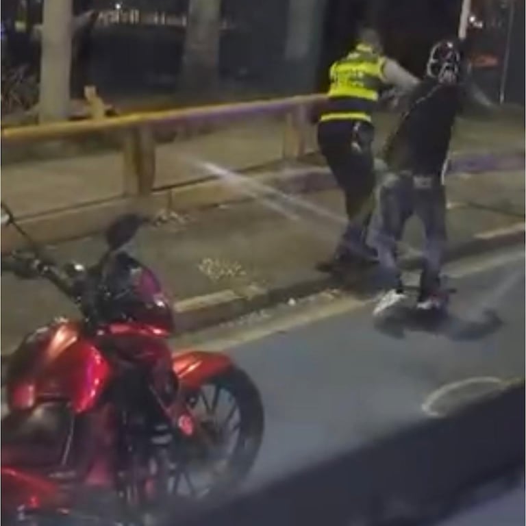 El guarda de tránsito fue agredido a golpes en el rostro durante un operativo de control por invasión del bicicarril en Cali.