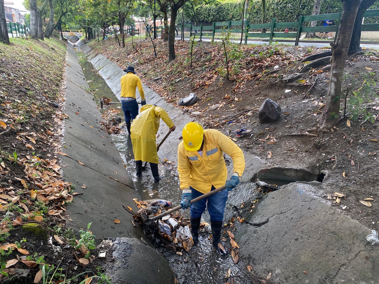 Trabajos de acueducto, energía y alcantarillado, limpieza de canales de Emcali