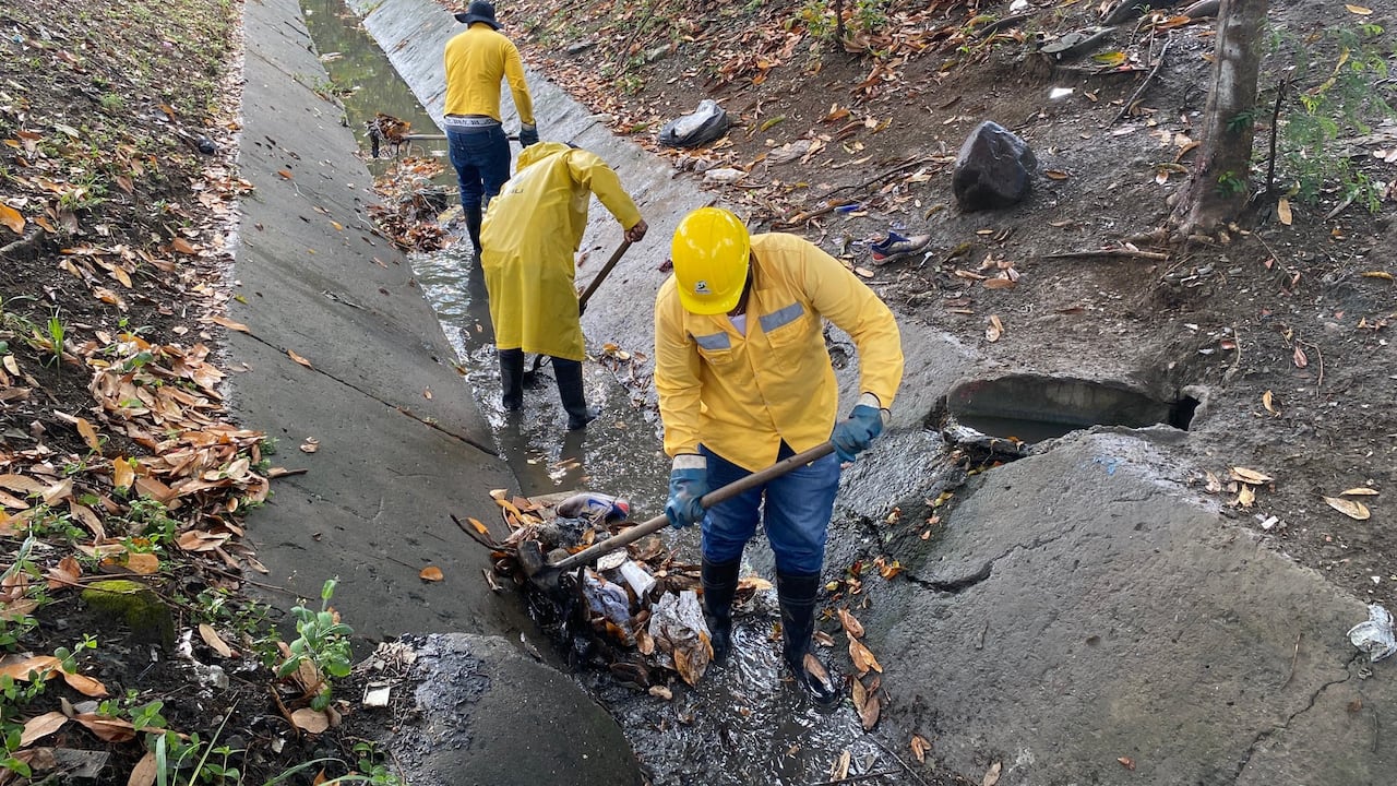 Trabajos de acueducto, energía y alcantarillado, limpieza de canales de Emcali