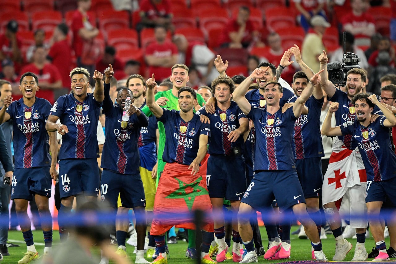 Los jugadores del Paris Saint-Germain celebran la victoria de su equipo en la final de la Liga de Campeones de la UEFA entre el Paris Saint-Germain (PSG) y el Arsenal FC en el Puskás Arena de Budapest el 30 de mayo de 2026. El Paris Saint-Germain venció al Arsenal por 4-3 en la tanda de penaltis para conseguir su segundo título consecutivo de la Liga de Campeones tras un empate 1-1 en la final disputada en Budapest el 30 de mayo. (Foto de INA FASSBENDER / AFP)
