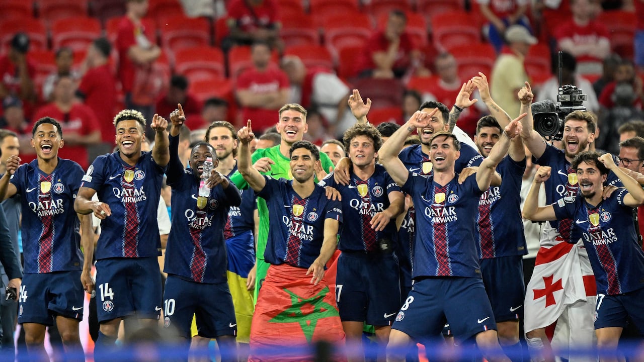 Los jugadores del Paris Saint-Germain celebran la victoria de su equipo en la final de la Liga de Campeones de la UEFA entre el Paris Saint-Germain (PSG) y el Arsenal FC en el Puskás Arena de Budapest el 30 de mayo de 2026. El Paris Saint-Germain venció al Arsenal por 4-3 en la tanda de penaltis para conseguir su segundo título consecutivo de la Liga de Campeones tras un empate 1-1 en la final disputada en Budapest el 30 de mayo. (Foto de INA FASSBENDER / AFP)