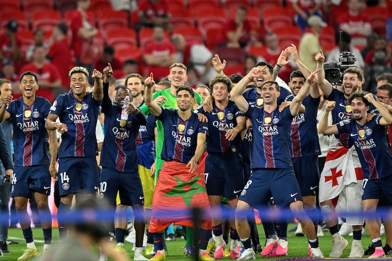 Los jugadores del Paris Saint-Germain celebran la victoria de su equipo en la final de la Liga de Campeones de la UEFA entre el Paris Saint-Germain (PSG) y el Arsenal FC en el Puskás Arena de Budapest el 30 de mayo de 2026. El Paris Saint-Germain venció al Arsenal por 4-3 en la tanda de penaltis para conseguir su segundo título consecutivo de la Liga de Campeones tras un empate 1-1 en la final disputada en Budapest el 30 de mayo. (Foto de INA FASSBENDER / AFP)