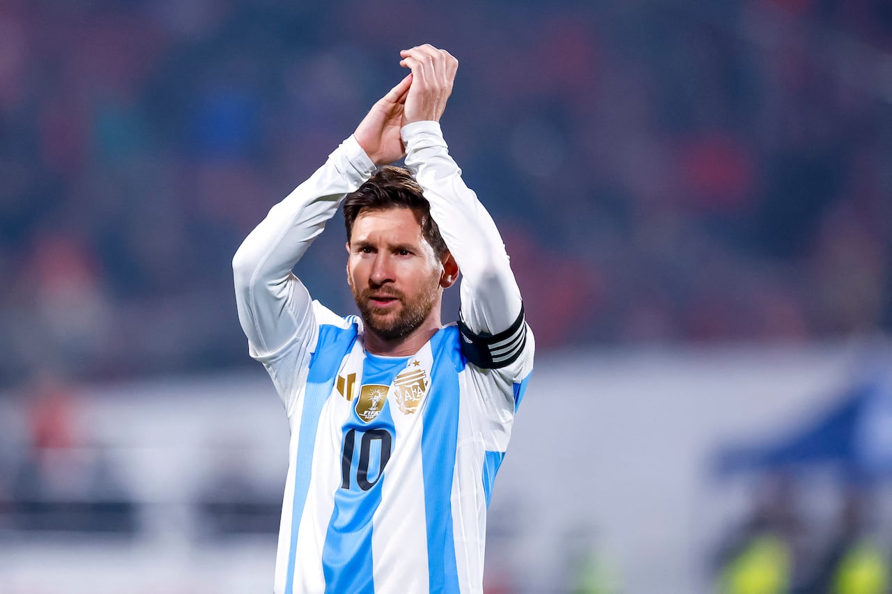 Futbol, Chile vs Argentina.
Clasificatorias al Mundial 2026.
El jugador de la seleccion Argentina Lionel Messi, es fotografiado durante el partido clasificatorio al Mundial 2026 v�lido por la Fecha 15 entre Chile y Argentina disputado en el estadio Nacional de Santiago, Chile.
05/06/2025
Pepe Alvujar/Photosport
Football, Chile vs Argentina.
2026 World Cup Qualifiers.
Argentina�s player Lionel Messi, is pictured during the match a 2026 World Cup qualifier, Matchday 15, between Chile and Argentina at the National Stadium in Santiago, Chile.
05/06/2025
Pepe Alvujar/Photosport (Photo by PEPE ALVUJAR/PHOTOSPORT / Photosport via AFP)