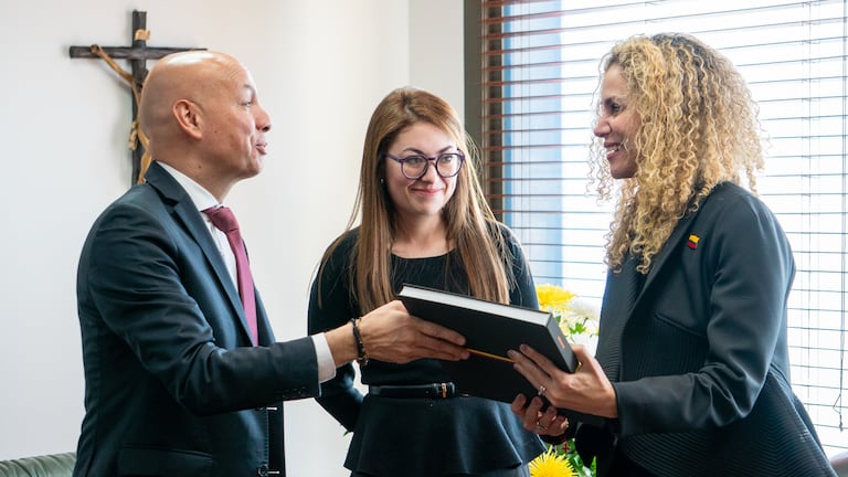 La ministra de Trabajo, Natalia López, y el presidente de la Corte Suprema de Justicia, Iván Mauricio Lenis.