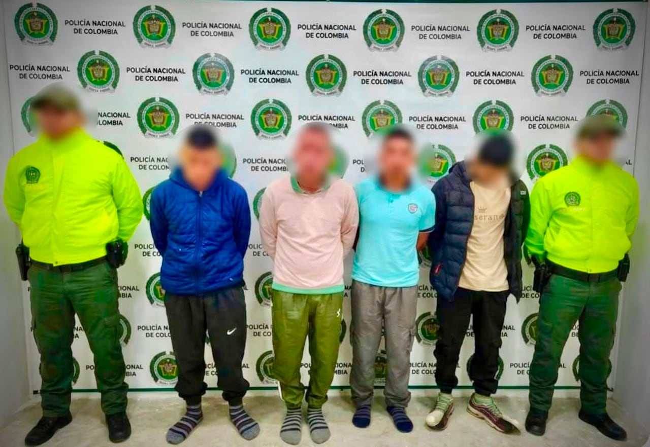 Durante el operativo, las autoridades incautaron armas, equipos de comunicación, teléfonos celulares, un inhibidor de señal y prendas alusivas a grupos armados ilegales utilizadas para intimidar a las víctimas.