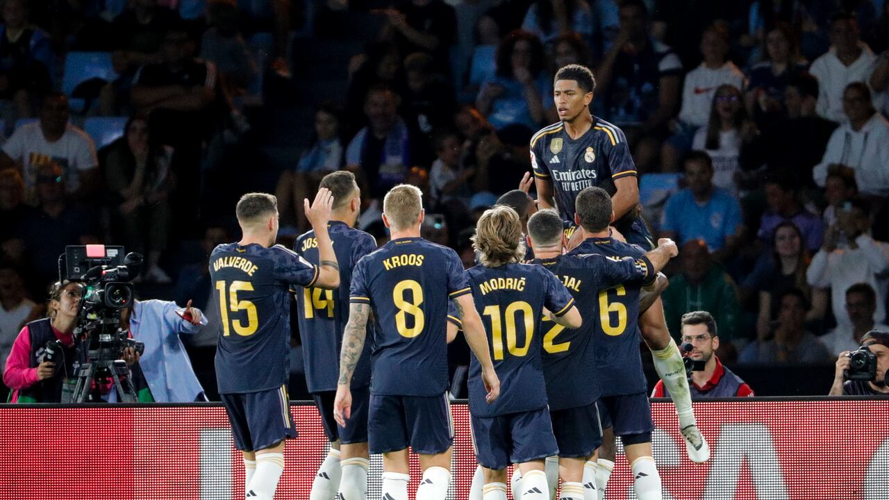 Jude Bellingham, arriba, del Real Madrid, es felicitado después de anotar el gol inicial de su equipo durante el partido de fútbol de la Liga española entre Celta de Vigo y Real Madrid en el estadio Balaidos de Vigo, España, el viernes 25 de agosto de 2023. (Foto AP/Lalo R. Villar)