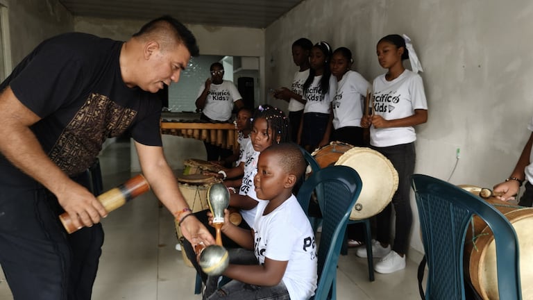 Con marimbas, cununos y guasás, una generación de niños, niñas y adolescentes de Guachené transforma el tiempo libre en una oportunidad para aprender, preservar sus raíces afro y alejarse de los riesgos de la violencia.