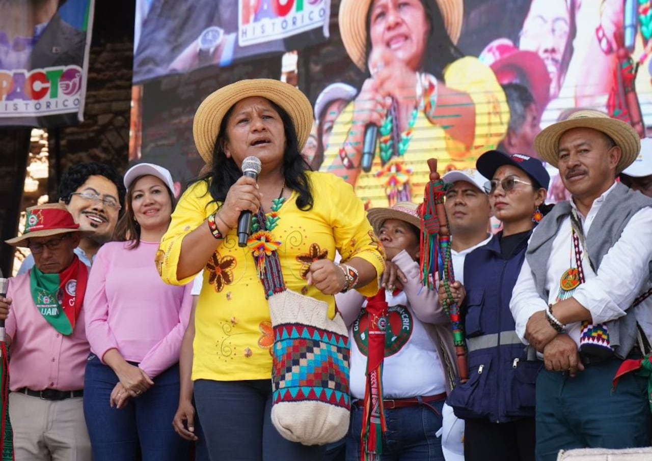 La senadora Aída Quilcué saluda a miles de asistentes reunidos en el emblemático Puente del Humilladero durante la jornada política.