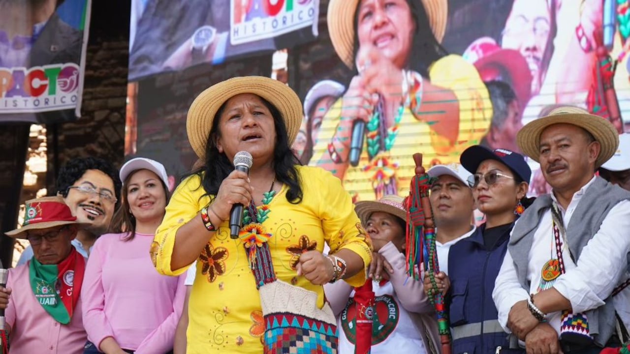 La senadora Aída Quilcué saluda a miles de asistentes reunidos en el emblemático Puente del Humilladero durante la jornada política.