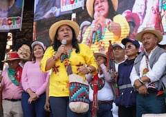 La senadora Aída Quilcué saluda a miles de asistentes reunidos en el emblemático Puente del Humilladero durante la jornada política.