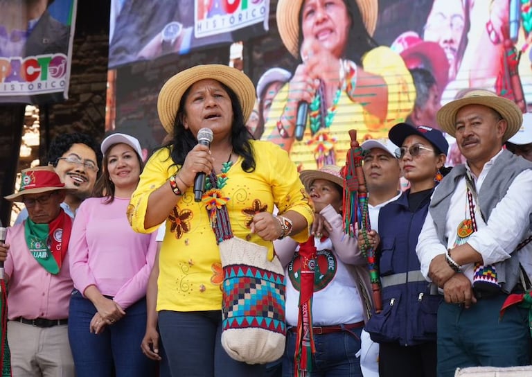 La senadora Aída Quilcué saluda a miles de asistentes reunidos en el emblemático Puente del Humilladero durante la jornada política.