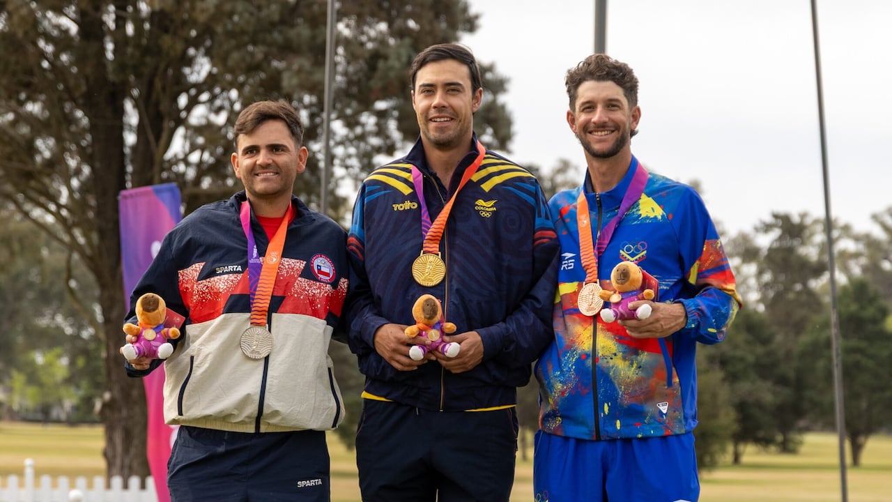 Felipe Álvarez (centro) se consagró campeón suramericano en golf.
