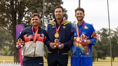 Felipe Álvarez (centro) se consagró campeón suramericano en golf.