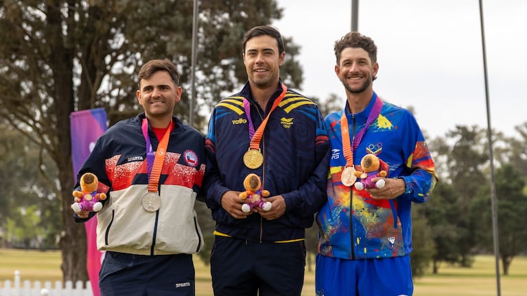 Felipe Álvarez (centro) se consagró campeón suramericano en golf.