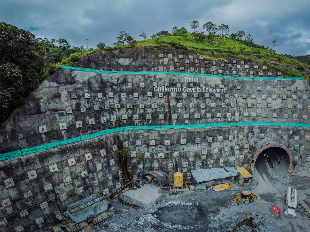 El túnel hace parte de la Nueva vía al mar, un proyecto que asumieron en su totalidad la Gobernación de Antioquia y la Alcaldía de Medellín.