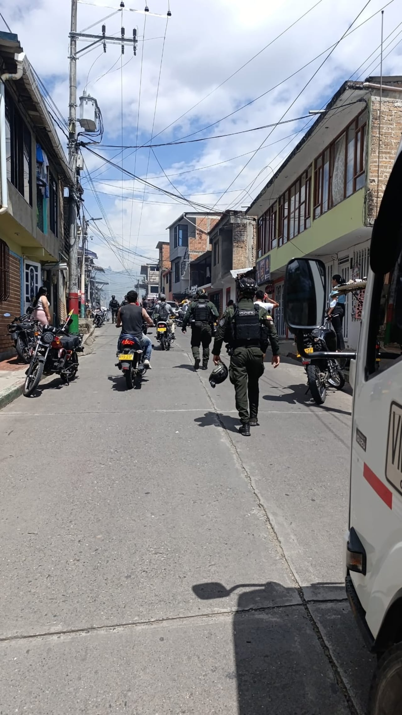 La fuerza de la detonación ocasionó graves daños en el inmueble y obligó a las autoridades a acordonar el área mientras se desarrollaban las labores de inspección.