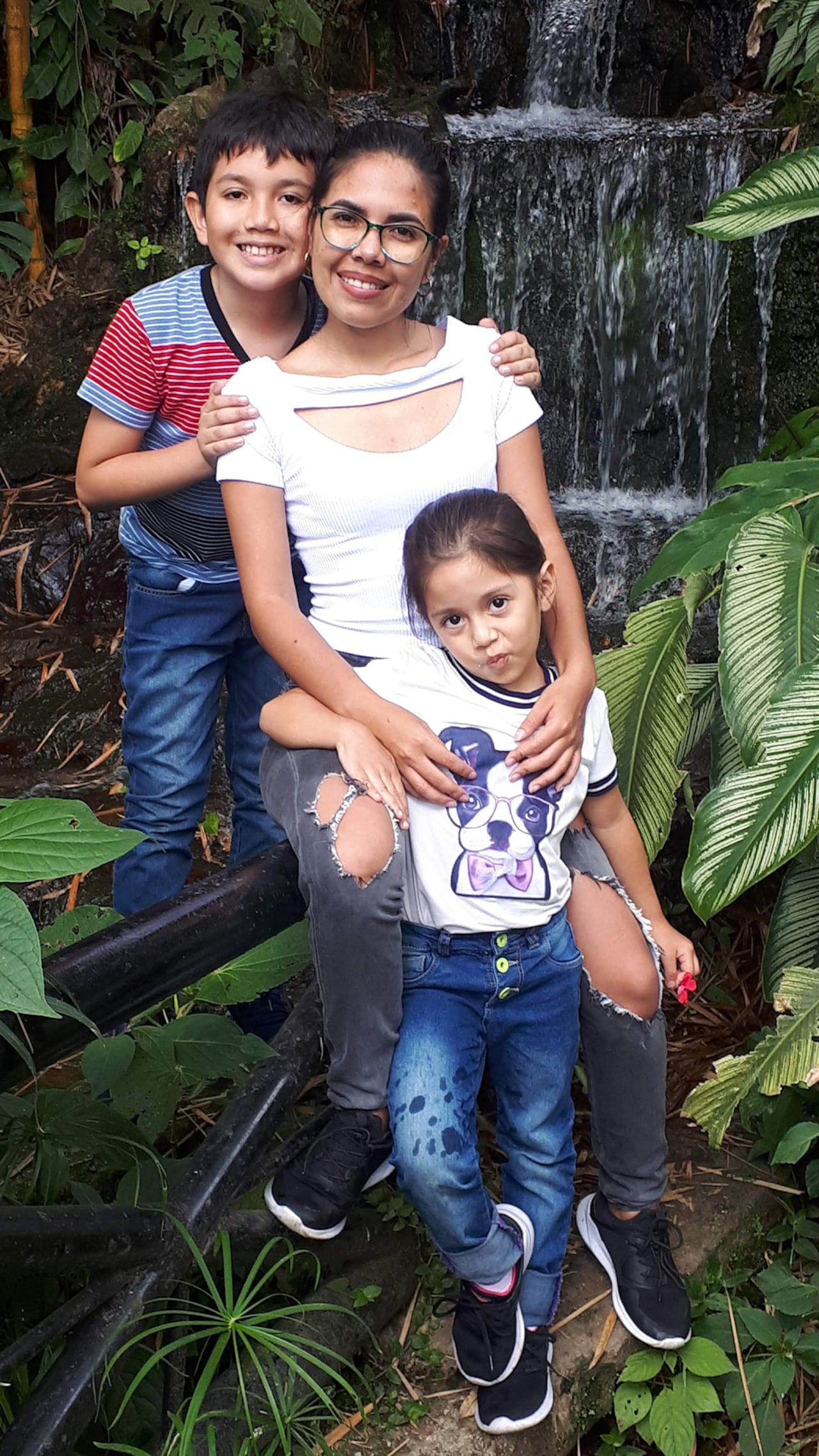 Marcela Yela, afiliada y madre de dos hijos, utiliza los planes turísticos integrales de Comfandi para acceder a espacios de descanso, desconexión y contacto con la naturaleza.