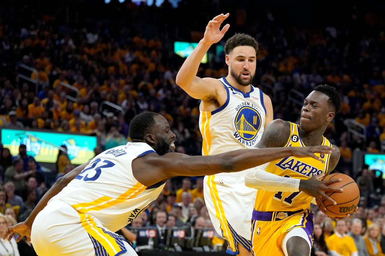 Los Golden State Warriors esquivaron este miércoles la eliminación al vencer 121-106 a Los Angeles Lakers