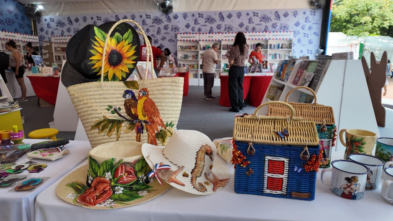 En el Auditorio de República Dominicana está la muestra de artesanías de este país, que ha sido muy elogiada por los caleños.