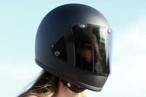 Se destacan cinco errores frecuentes que se deben evitar al realizar la limpieza del casco de una moto.